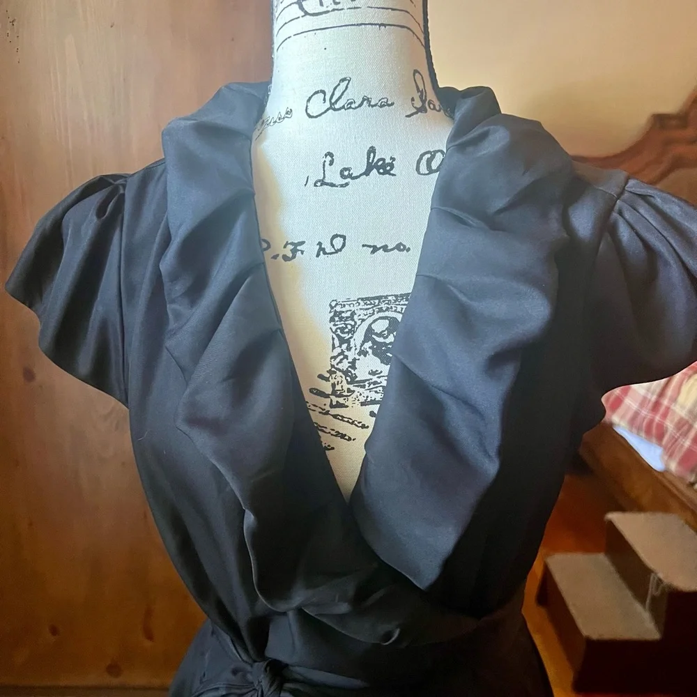 Elegant Black Wrap Dress 👗 - Picture 4 of 7